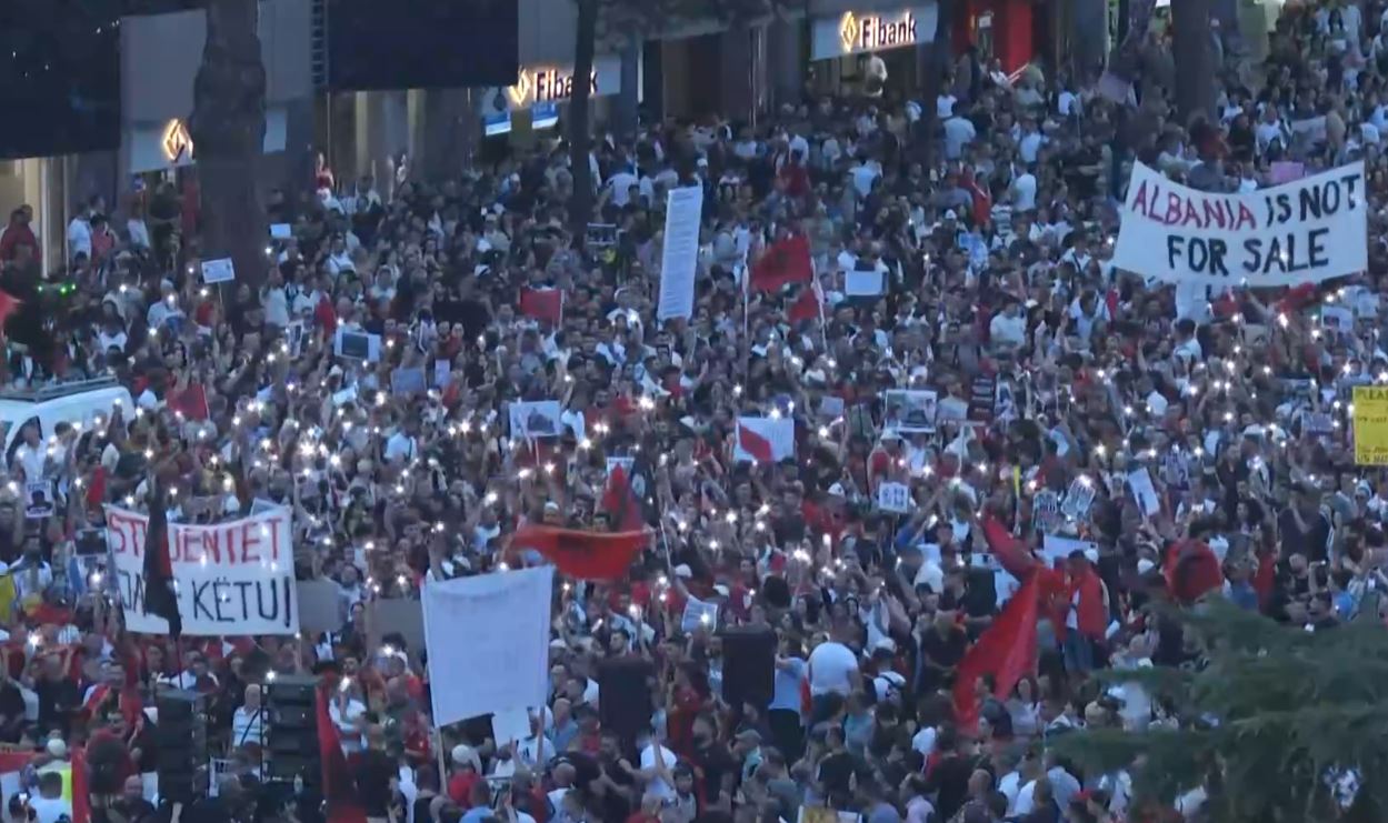  Rama jepe dorëheqjen   Revolta qytetare për largimin e kryeministrit  agjencia ndërkombëtare  Reuters  transmeton live protestën në Tiranë