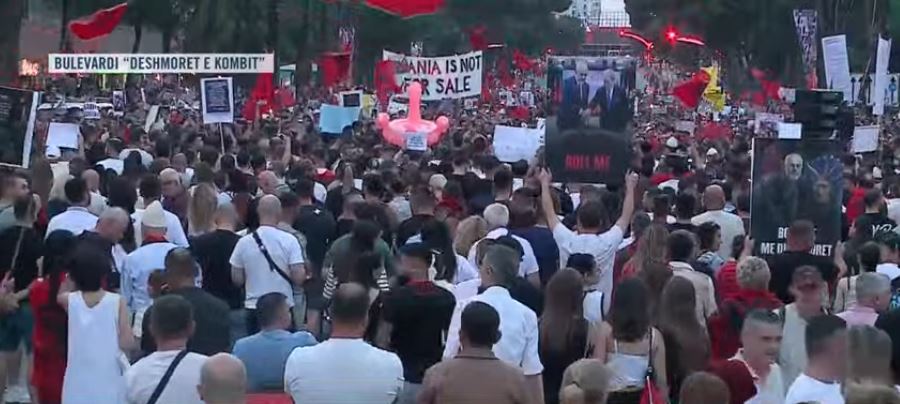 protesta ne bulevard shesh kryeministria