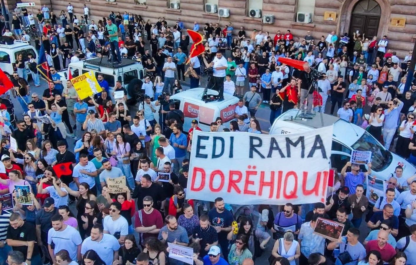  Shqiptarët e vendosur ta rrëzojnë regjimin     Protesta kundër projektit në Zvërnec  Belind Këlliçi  Revolucioni e mbushi bulevardin plot e për plotë 