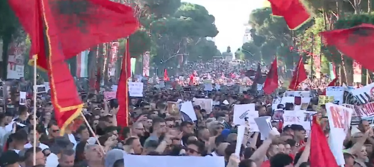  Në fillim na thanë se jemi grekë  tani na nxorën si iranianë    Protesta e gjashtë në Tiranë  qytetarja  Kryeministër kemi vetëm një kërkesë  jep dorëheqjen 