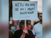 Fotolajm/ Mesazhi prekës i të moshuarës në protestën për largimin e Ramës: Këtu për ata që na i zbuat jashtë vendit! Na ka marrë malli