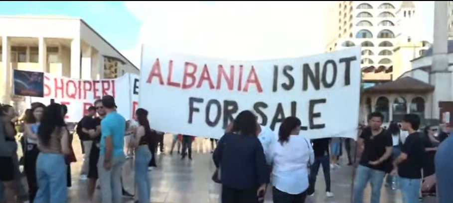 VIDEO/ “Mos bini pre e provokimeve”- Mijëra shqipt