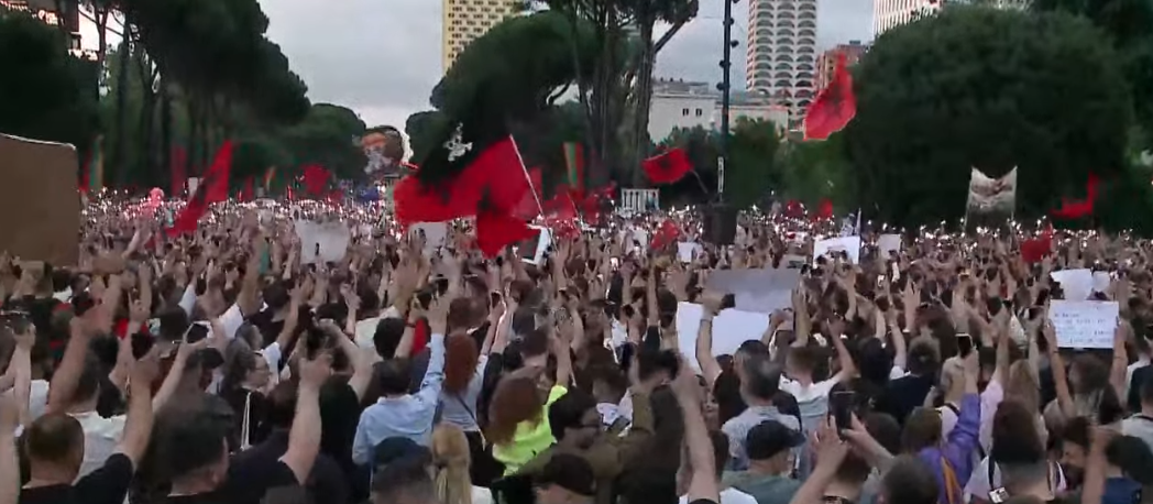  Poshtë qeveria    Protesta për Zvërnecin  qytetari thirrje të rinjve  Merreni në dorë situatën dhe tregojani vendin