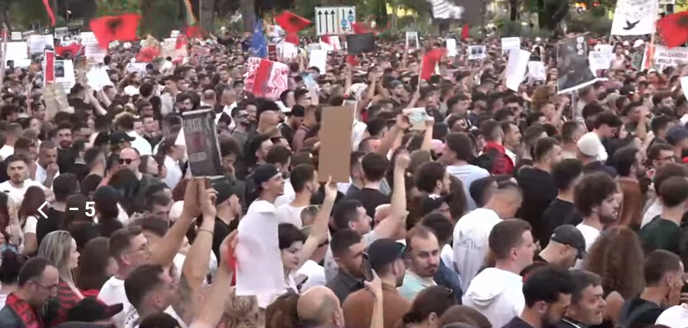 Protesta për Zvërnecin  Nga dorëheqja e qeverisë te anulimi i ligjit për investitorët strategjikë  qytetarët paraqesin 5 kërkesat e panegociueshme