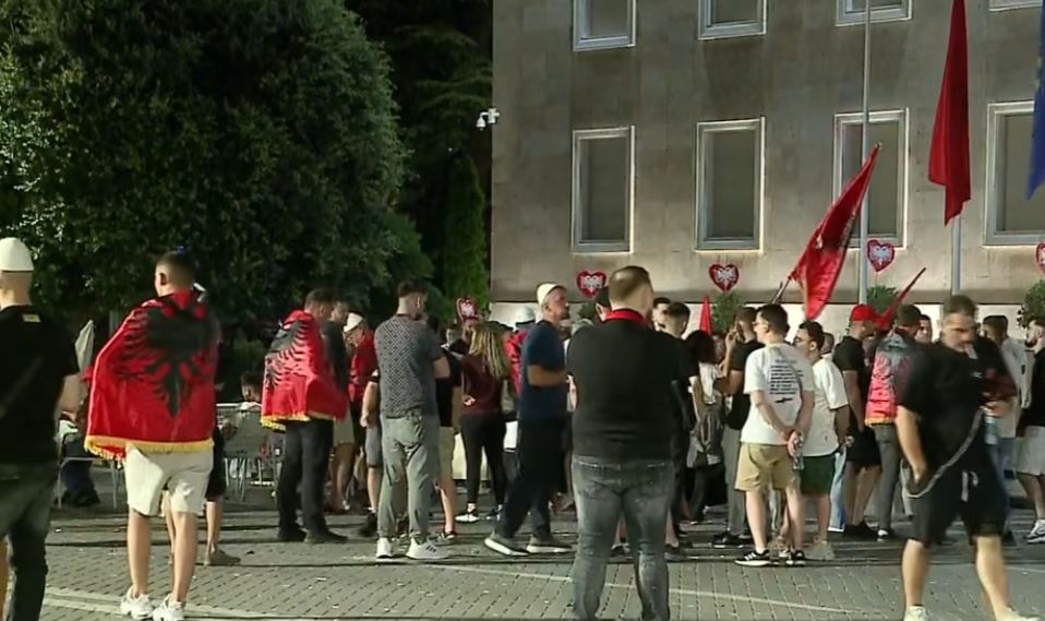 protesta qytetaret qendrojne para kryeministrise