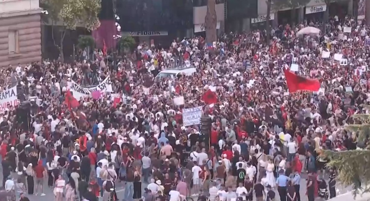 Mijëra qytetarët në sheshin para godinës së qeverisë  kërkojnë dorëheqjen e Edi Ramës  Reuters transmeton  live  nga Tirana