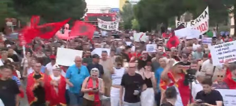 VIDEO/ “Do e gdhijmë poshtë zyrës së Ramës”- Influ