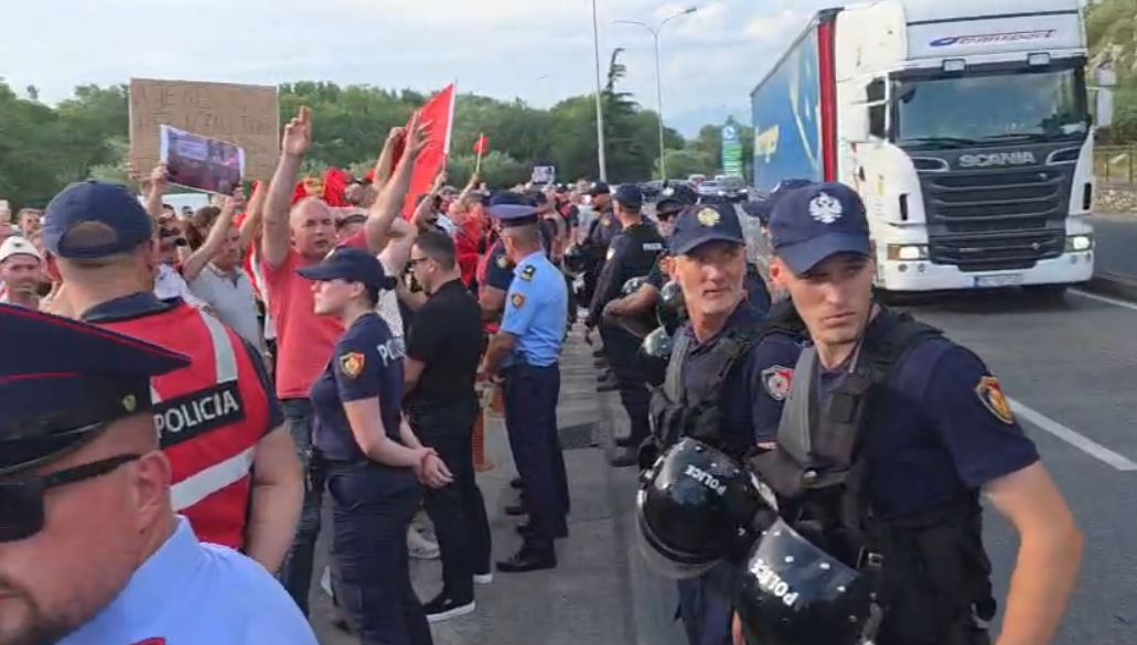 ps-feston-35-vjetorin-kryeministri-rama-pritet-me-protesta-ne-shkoder-qytetaret-i-kerkojne-doreheqjen