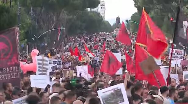 VIDEO   Edi Rama ka mbaru    Protestuesit grumbullohen në shesh në ditën e shtatë  mijëra në bulevard  përshkallëzohet revolta  Të konfiskohen edhe pasuritë  jo vetëm burg 