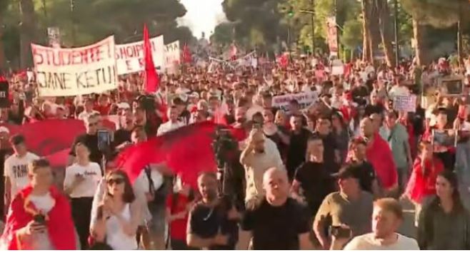 “Studentët janë këtu”- Mijëra qytetarë derdhen në 