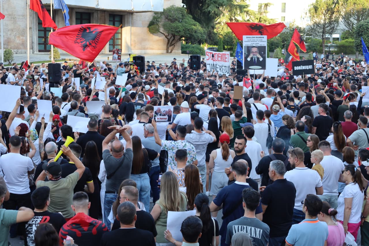 protesta tirane dita e 10 qeveria edi rama (3)