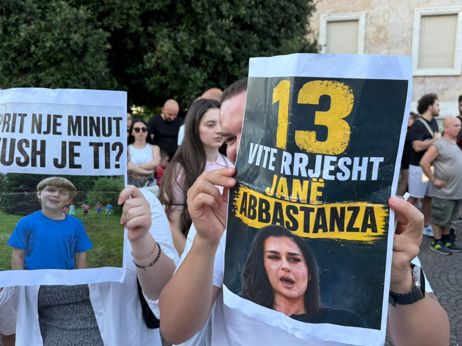 protesta tirane pankarta pikante rama balluku zverneci (1)