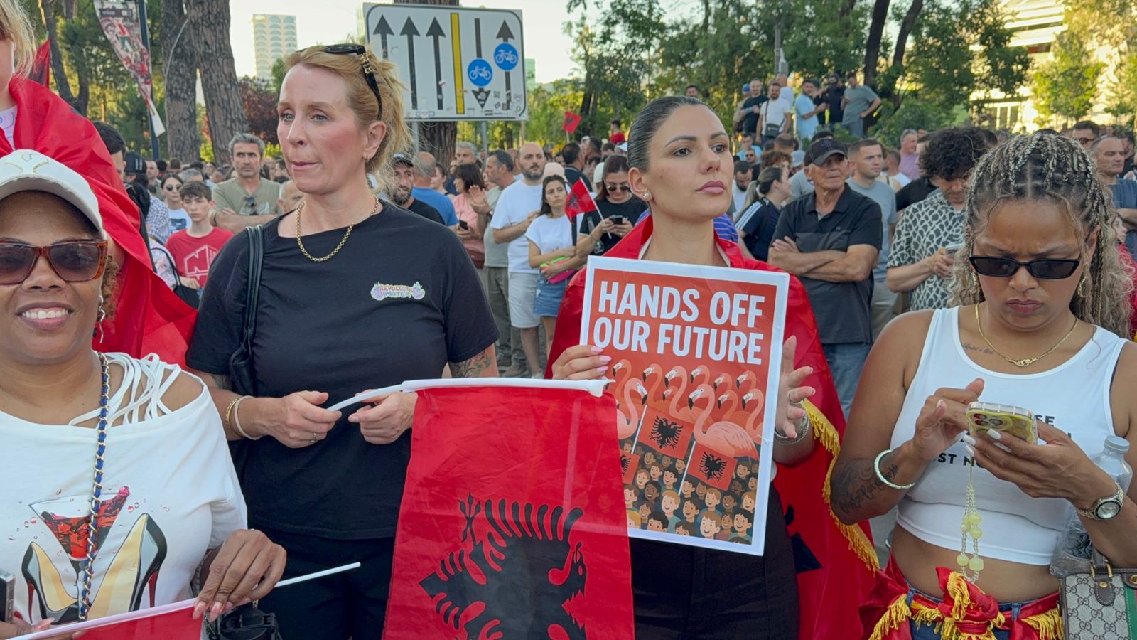 protesta tirane pankarta pikante rama balluku zverneci (3)