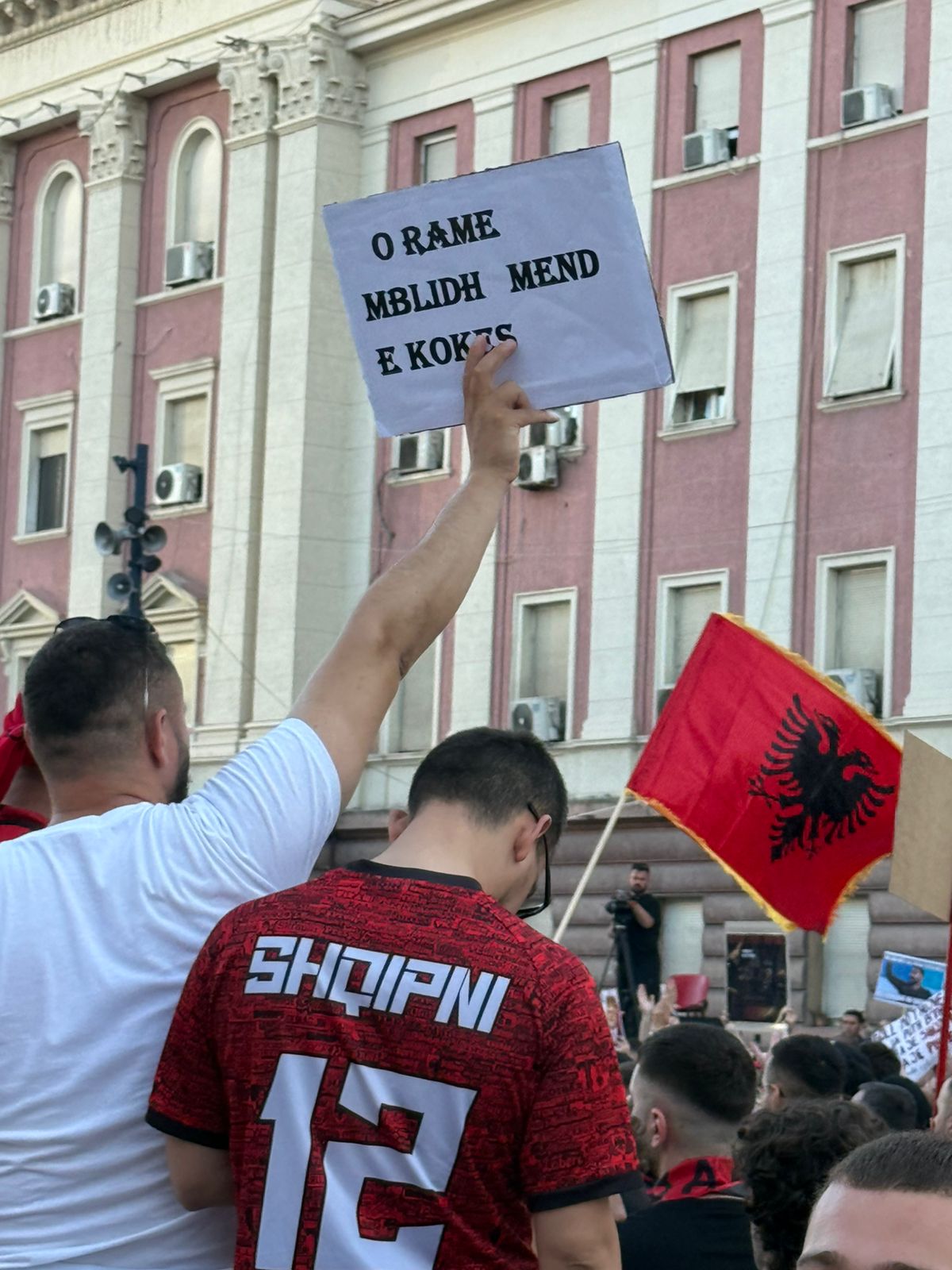 protesta tirane pankarta pikante rama balluku zverneci (5)