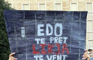 protesta tirane pankarta pikante rama balluku zverneci (6)