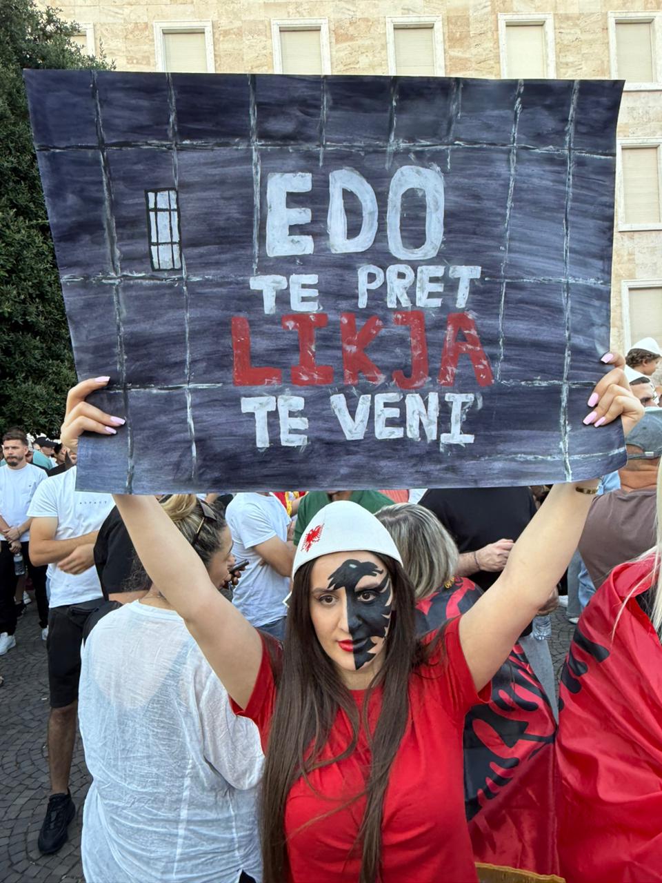 protesta tirane pankarta pikante rama balluku zverneci (6)