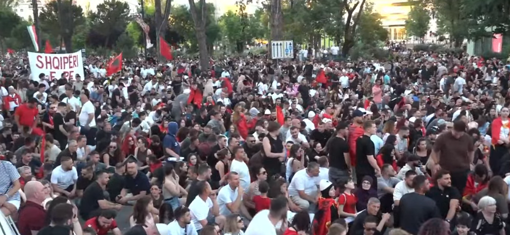  Nëse dorëzohemi  Shqipëria lëngon gjithmonë    I riu në protestë  Baballarët tanë kanë luftuar komunizmin  tani është radha jonë 