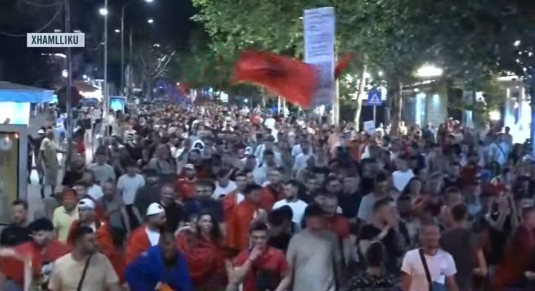  Shqipëria o nëna ime    Protestuesit nuk ndalen  marshimi kalon me këngë patriotike nga  Xhamlliku   Rama jepe dorëheqjen 