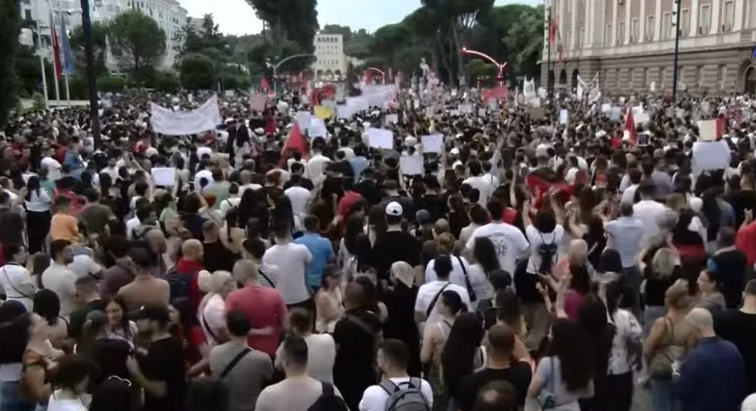  Je kryehajdut dhe tradhtar i Shqipërisë    Protesta për Zvërnecin  qytetari  Edi Rama jep dorëheqjen  Pa ikur ti nga kjo zyrë  ne nuk largohemi 