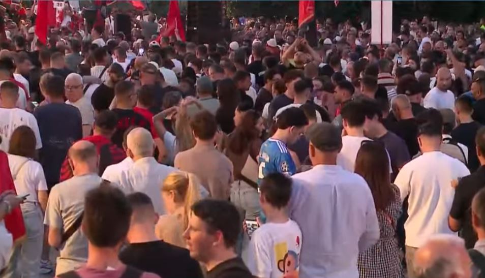 Qytetari  Rama e ka halë në sy këtë protestë se nuk na denigron dot dhe s e korrupton dot  Vendin e kemi trashëguar nga të parët që e mbrojtën me   