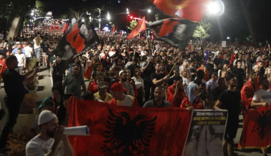 Prej 17 ditësh qytetarët kërkojnë largimin e Ramës  Pulsi i Demokracisë  Shqiptarët të gatshëm për të protestuar kundër regjimeve autoritare