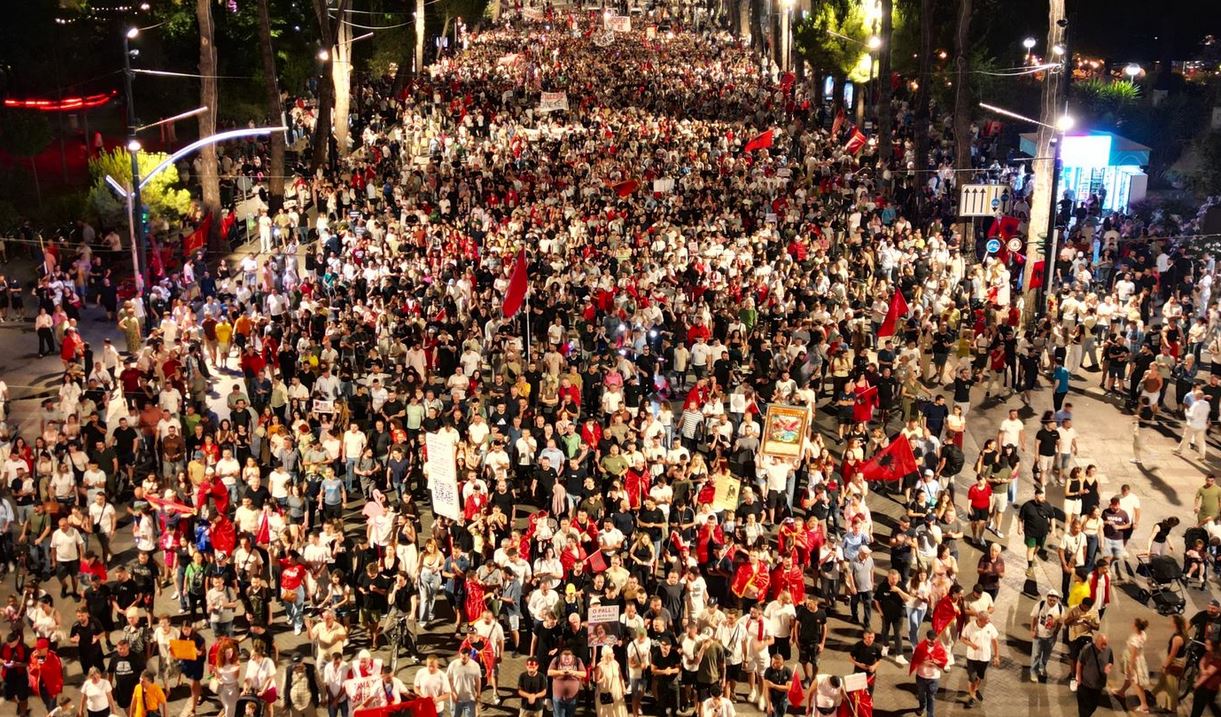 Të gjithë në protestë 