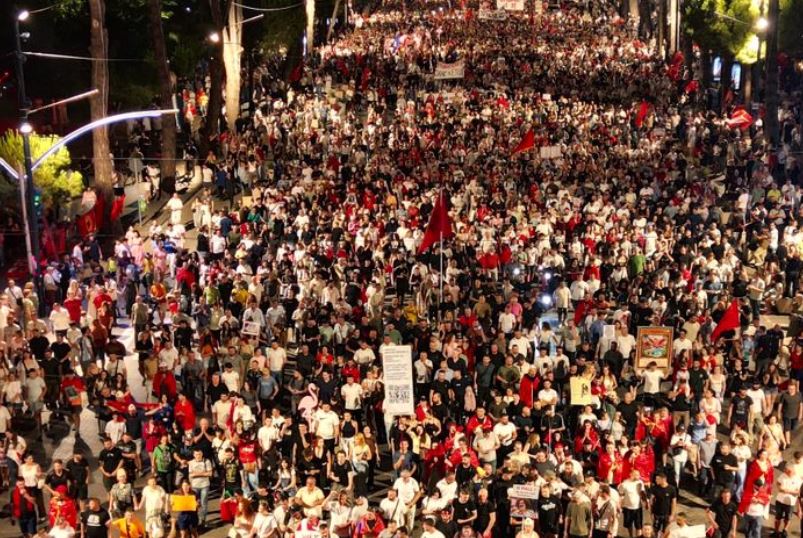  Rama jep dorëheqjen   Sot protesta e 19 të  mijëra qytetarë në sheshe e rrugë për largimin e qeverisë