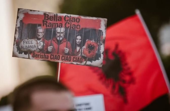 fotolajm-pankartat-pikante-ne-protesten-e-19-kunder-qeverise-qytetaret-mesazhe-per-largimin-e-kryeministrit-rama-ciao-bela-ciao