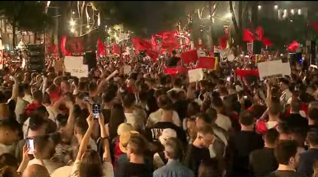  Aktivistët politikë të mos na afrohen  i kemi evidentuar   Qytetari thirrje protestuesve  T u tregojmë kulturën atyre që kanë 35 vite që shajnë në Parlament