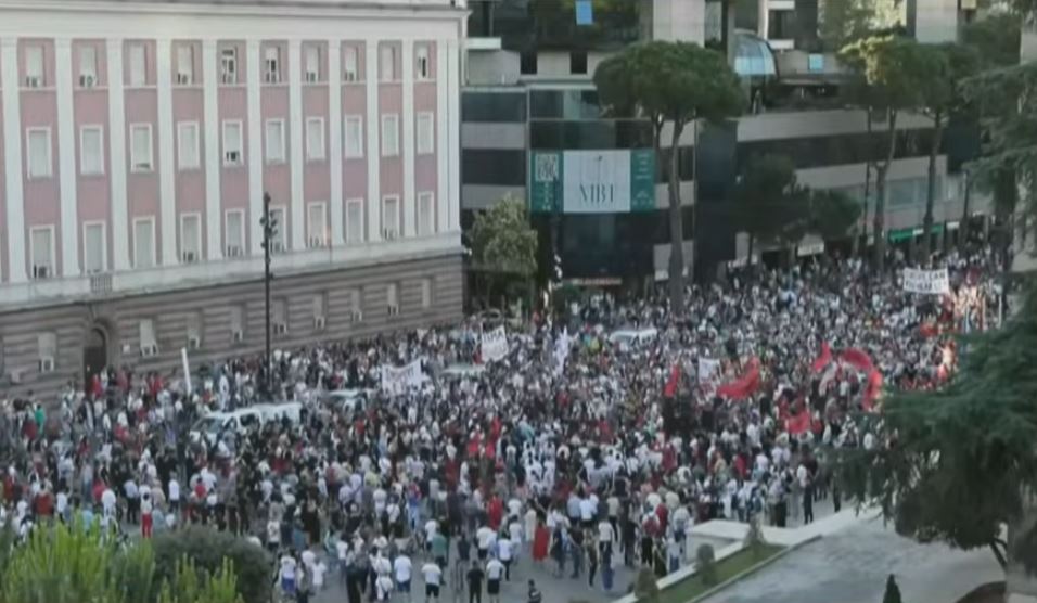  Të rrethojmë parlamentin dhe kryeministrinë   Protestuesi  Rama të tregohet i zgjuar  të japë dorëheqjen  se po e zuri me dorë ky popull 