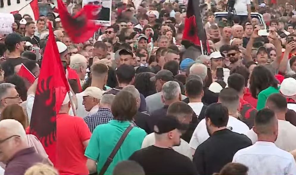  Ju lutem SPAK hetoni kryeministrin dhe pasurinë e tij   Protestuesi  Rama je askushi  jep dorëheqjen  Jemi sovrani