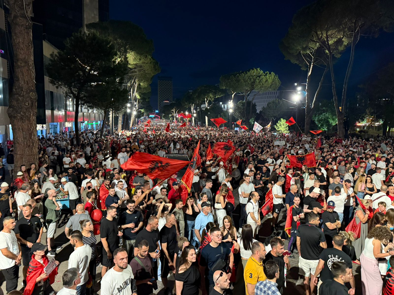 Protesta që po jep leksione qytetarie  22 ditë në shesh e rrugë pa një xham të thyer  qytetarët pastrojnë vetë sheshin  Rama ankohet për 10 bidonë uji