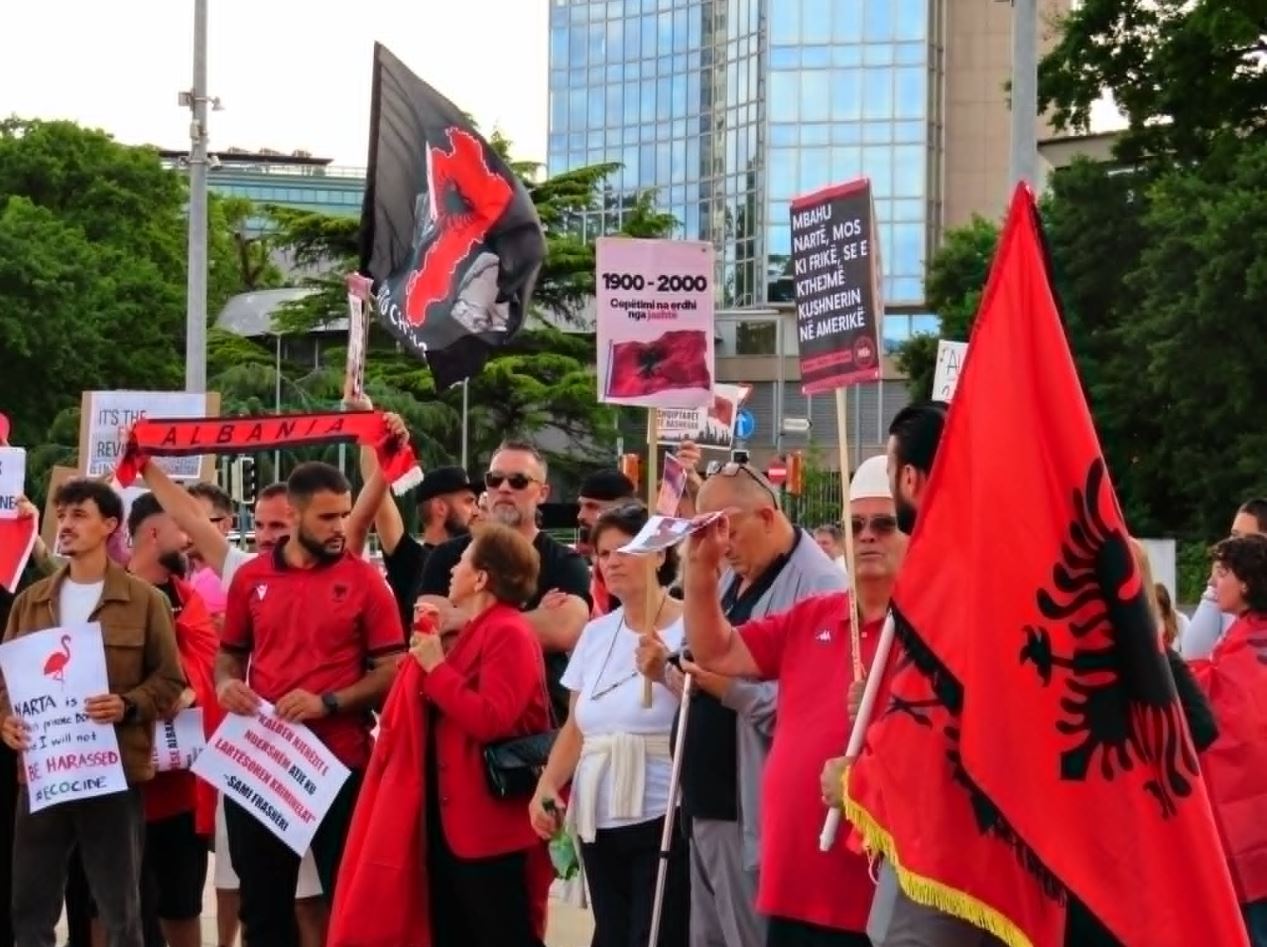 Protestë edhe në Zvicër  shqiptarët e Gjenevës kërkojnë largimin e qeverisë Rama