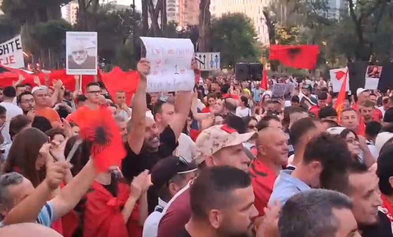  Qeveria e Ramës më e korruptuara në 35 vite   Shqiptari i Diasporës  Dorëhiqu  Kërkojmë përmbysjen e sistemit