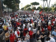 “Parlamenti bllokoi SPAK duke mbrojtur Ballukun”- Protestuesi: Pasuritë e pajustifikuara të politikanëve duhen konfiskuar! Nëse kryeministri çmendet nuk ka mekanizëm që e ndalon