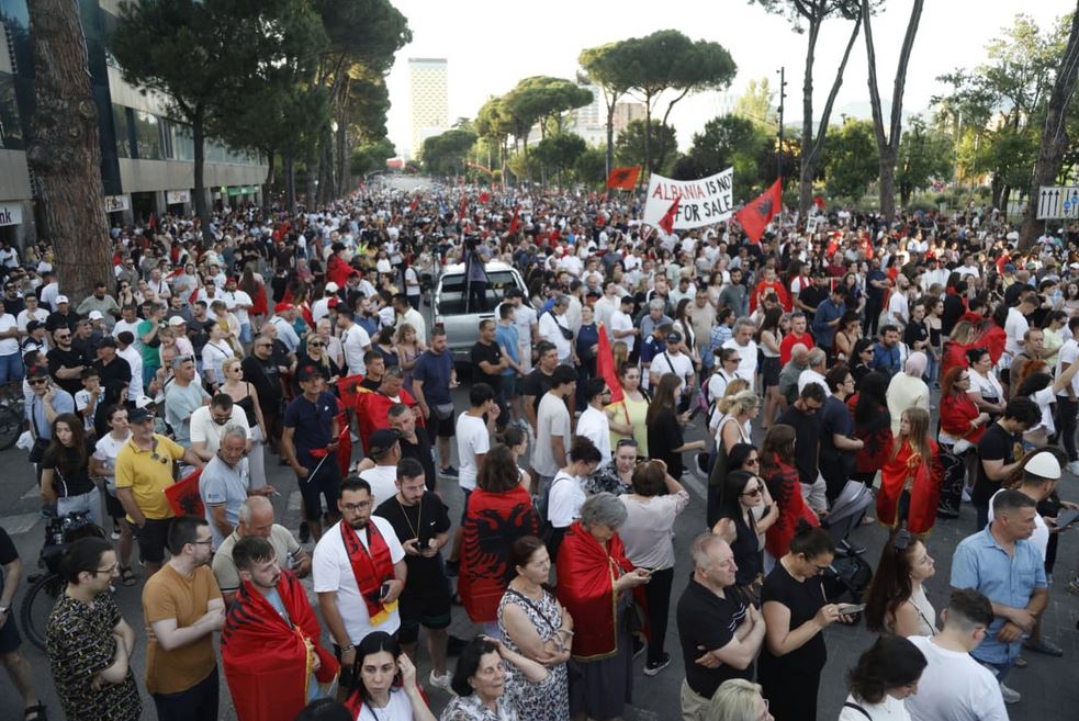  Parlamenti bllokoi SPAK duke mbrojtur Ballukun   Protestuesi  Pasuritë e pajustifikuara të politikanëve duhen konfiskuar  Nëse kryeministri çmendet nuk ka mekanizëm që e ndalon