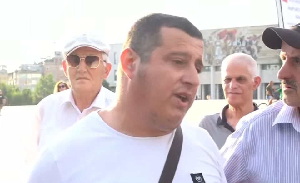 Protesta është kthyer në atraksion turistik   Protestuesi  Turizmin e dëmtojnë plehrat kudo  Vendin udhëhiqet nga horra që vetëm vjedhin