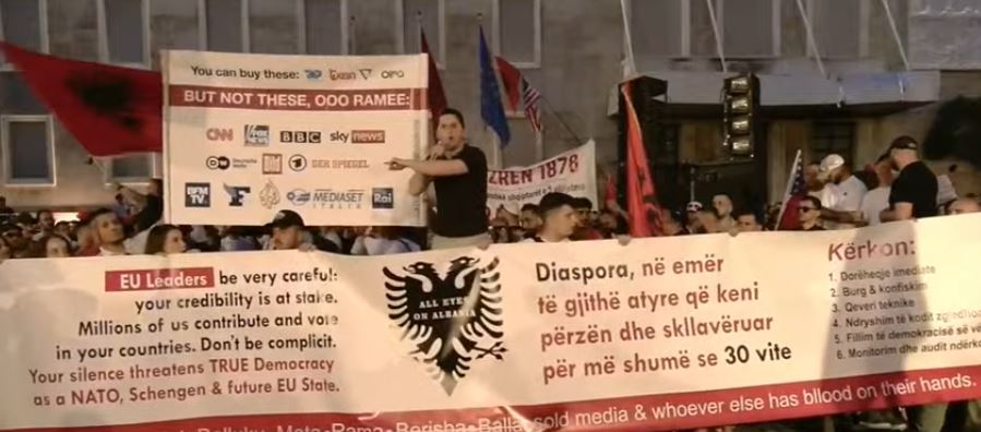 protestuesi per mediat
