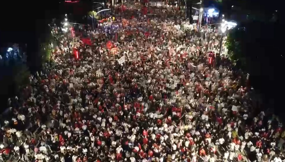 VIDEO   Bojkotoni këta plehra   Mijëra qytetarë vërshojnë në rrugët e Tiranës  thirrje edhe para Kuvendit  Parlamenti i krimit  Këtu vendosim ne  Edi Rama ka mbaru
