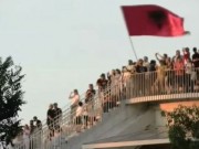 VIDEO/ Ndodh edhe kjo, bulevardi i tejmbushur nga mijëra protestues, qytetarët ngjiten te ish-“Piramida” me flamuj shqiptarë! (FOTO)