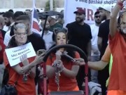 VIDEO/ Protesta pikante e studentes, me maskën e Ballukut në fytyrë e zinxhirë në duar: Balluku, Rama dhe Berisha në burg, boll e shtypën këtë popull!