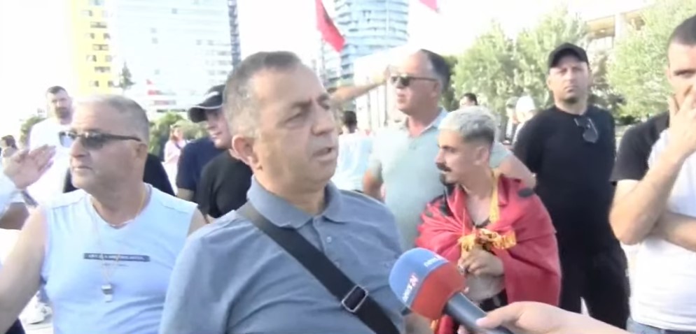  Na trajtojnë si kafshë    Qytetari shpërthen në protestën e 16 të  Ilaçet i blejmë kontrabandë  dializën e bëjmë në bodrum