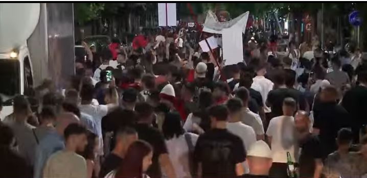 Arrestoni Ballukun   Marshimi i mijëra qytetarëve rrugëve të Tiranës  Revolucion   Rama ik  berisha ik  