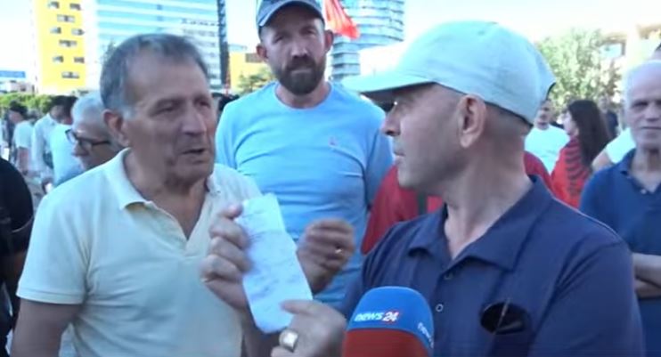 VIDEO   Me pensionin që ka rritur as një kile kocka nuk ble dot   Qytetarët të revoltuar në protestë  Rama qërohu  po vuajmë për bukë e ilaçe 