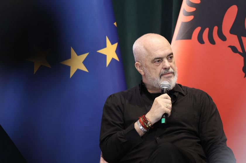  Nuk më intereson çfarë keni dëgjuar në rrugë    Rama acarohet me gazetaren e huaj dhe i pret fjalën  Po flisni me mua 