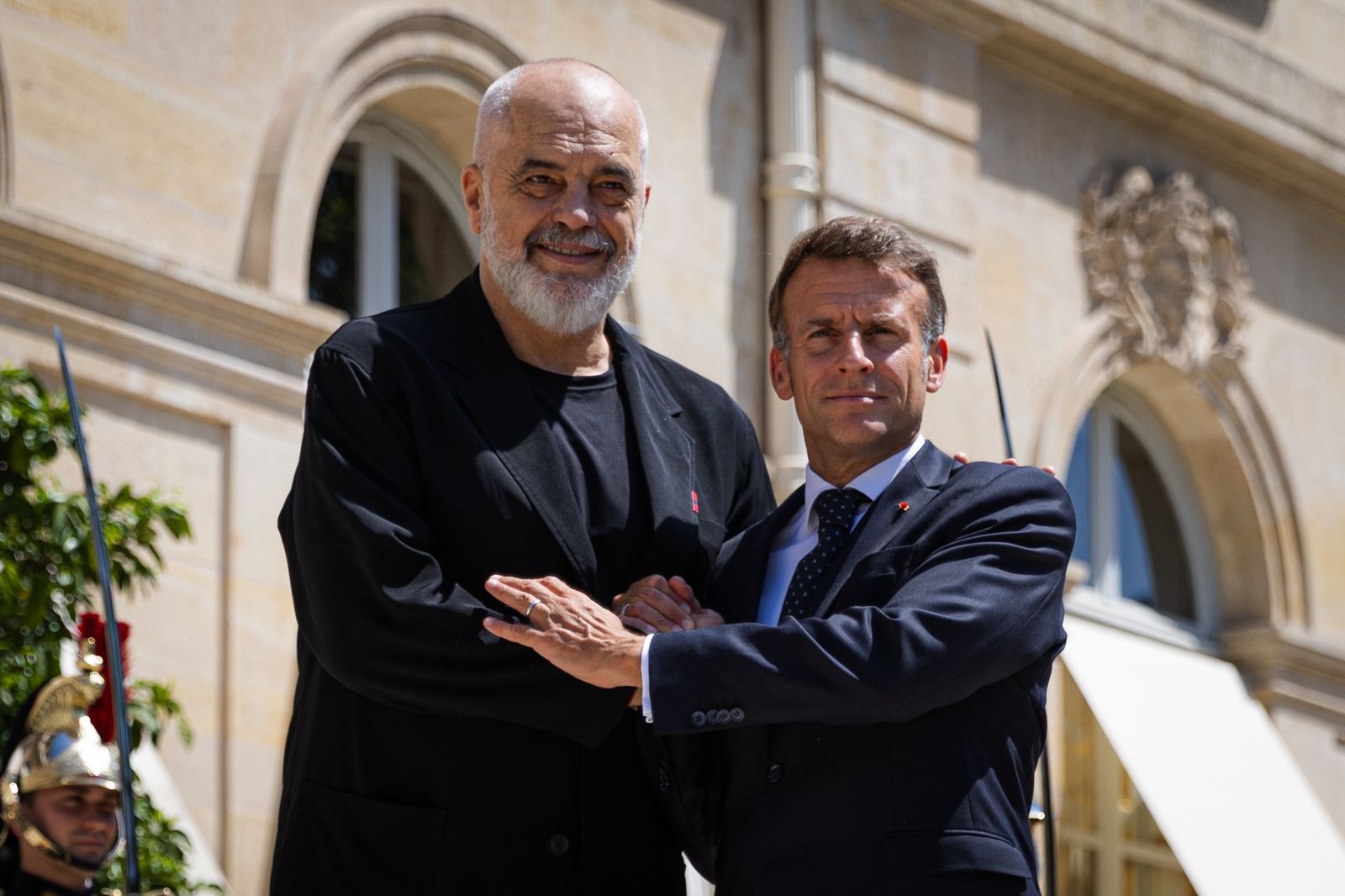 Mijëra shqiptarë në protestë kërkojnë dorëheqjen e tij prej 23 ditësh  Rama nxjerr pamjet nga takimi me Macron  Përqafime e duart qafë më qafë
