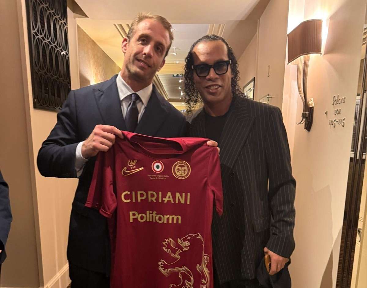 e-bujshme-ronaldinjo-i-rikthehet-futbollit-ne-moshen-46-vjecare-behet-pjese-e-skuadres-italiane