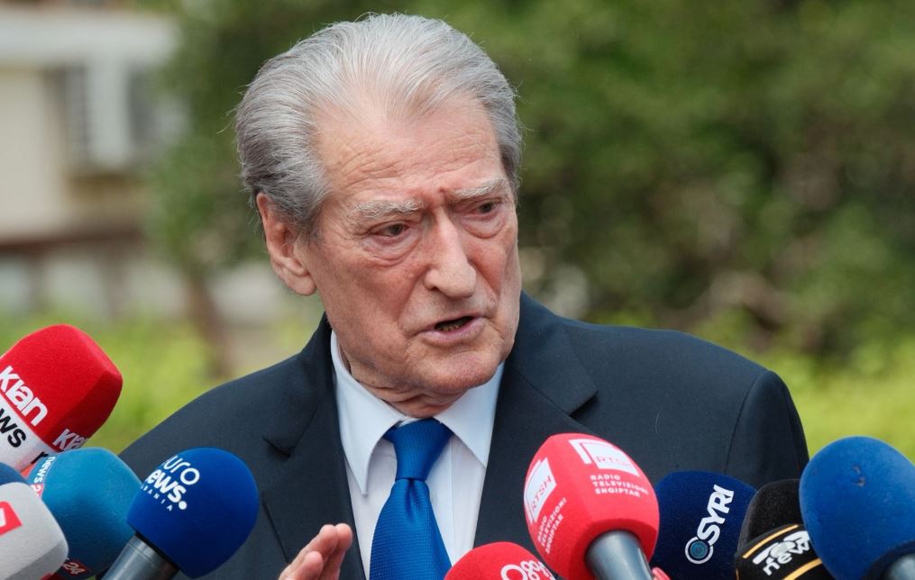  Opozitë e shitur   Thirrjet e protestuesve para selisë së PD  Berisha  Tipa të stisur  mjerim i politikës