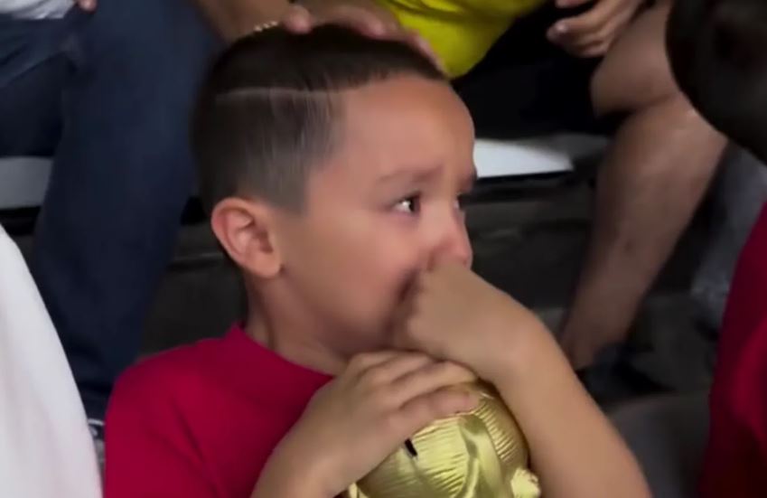 VIDEO  Djali i vogël shpërtheu në lot pas humbjes  tifozët kolumbianë bëjnë gjestin e jashtëzakonshëm për të