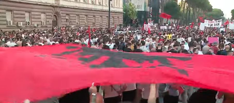 sheshi plote proteste